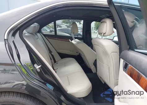 2012 Mercedes-Benz C 250 Sport z USA, uszkodzony, nr VIN WDDGF4HB7CA650152